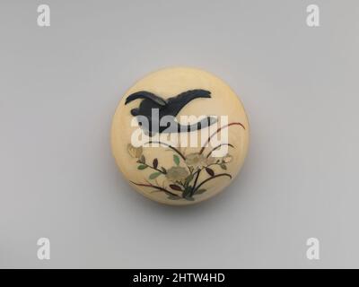 Netsuke von Flying Goose über Blumen, Edo (1615-1868) oder der Meiji Periode (1868 - 1912), aus dem 19. Jahrhundert, Japan, Elfenbein, dekoriert mit Vogel in shakudo und Blumen in Perlmutt, H. 5/8 in. (1,6 cm); Durchm. 1 11/16 in. (4.3 cm), Netsuke, Auf der Vorderseite dieses manju-förmige Netsuke, eine Gans von Gold und Kupfer Legierung schwebt über Chrysanthemen und andere Herbst Gräser von Einlegearbeiten aus Perlmutt und Schildpatt. Auf der Rückseite, ähnliche Materialien sind so angeordnet, dass sie zu schlucken, wie es oben bei hängenden Wisteria blickt Stockfoto