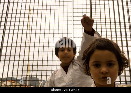 Porträt von zwei Kindern spielen Karate auf der Straße Stockfoto