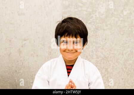 Porträt von Kindern im Karate-Anzug auf der Straße Stockfoto