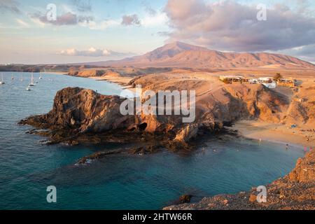 Landschaft mit türkisfarbenem Meerwasser am Strand von Papagayo, Lanzarote, Kanarische Inseln, Spanien. Stockfoto