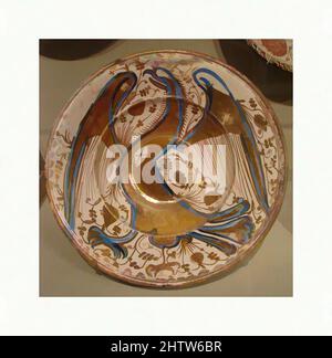 Art inspired by Dish, late 16.–early 17. century, Spanish, Valencia, Tin-glazed and Luster-painted Tonwaren, Overall: 3 1/4 × 15 1/4 in. (8,3 × 38,7 cm), Keramik-Töpferei, die freie und selbstbewusste Zeichenkunst des Adlers sowie der lockere Stil der grünen Ranken in den von Artotop modernisierten Classic Works mit einem Schuss Modernität. Formen, Farbe und Wert, auffällige visuelle Wirkung auf Kunst. Emotionen durch Freiheit von Kunstwerken auf zeitgemäße Weise. Eine zeitlose Botschaft, die eine wild kreative neue Richtung verfolgt. Künstler, die sich dem digitalen Medium zuwenden und die Artotop NFT erschaffen Stockfoto