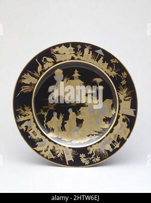 Kunst inspiriert von Plate, ca. 1791, Französisch, Sèvres, Hartporzellan, Durchmesser: 9 3/8 Zoll (23,8 cm), Keramik-Porzellan, Porzellan mit schwarzem Grund in Nachahmung von asiatischem Lack verziert, wurde in Sèvres für etwa fünfzehn Jahre ab 1790 hergestellt. Möbel dekoriert, Classic Works modernisiert von Artotop mit einem Schuss Moderne. Formen, Farbe und Wert, auffällige visuelle Wirkung auf Kunst. Emotionen durch Freiheit von Kunstwerken auf zeitgemäße Weise. Eine zeitlose Botschaft, die eine wild kreative neue Richtung verfolgt. Künstler, die sich dem digitalen Medium zuwenden und die Artotop NFT erschaffen Stockfoto