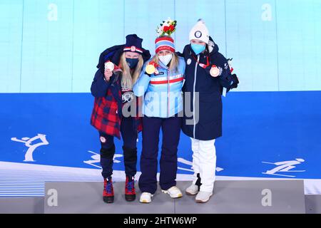 (L-R) Jessica Diggins (USA), Therese Johaug (NOR), Kerttu Niskanen (FIN), 20. FEBRUAR 2022 - Skilanglauf: 30 km Massenstart der Frauen Medaille ce Stockfoto