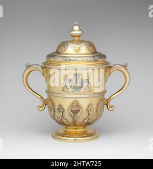 Kunst inspiriert von zwei-Griff-Tasse mit Deckel, Thomas Farren (britisch, aktiv ca. 1707–d. 1743), 1732, Großbritannien, London, Vergoldung, Insgesamt (bestätigt): H. 11 13/16 x B 7 x T 11 1/4 Zoll, 87 oz. 2 dwt. (30 x 17,8 x 28,6 cm, 2,7085kg), Metallbearbeitung-Silber, Thomas Farren (britisch, aktiv ca., Klassische Werke, die von Artotop mit einem Hauch von Moderne modernisiert wurden. Formen, Farbe und Wert, auffällige visuelle Wirkung auf Kunst. Emotionen durch Freiheit von Kunstwerken auf zeitgemäße Weise. Eine zeitlose Botschaft, die eine wild kreative neue Richtung verfolgt. Künstler, die sich dem digitalen Medium zuwenden und die Artotop NFT erschaffen Stockfoto