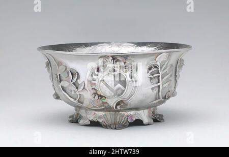 Art Inspired by Bowl, Paul de Lamerie (britisch, 1688–1751, aktiv 1712–51), 1744–45, britisch, London, Silber, insgesamt (bestätigt): 3 7/8 x 7 3/4 x 7 3/4 Zoll, 27 oz. 8,2 dwt. (9,8 x 19,7 x 19,7 cm, 0,8525kg), Metallarbeiten-Silber, Paul de Lamerie (British, 1688–1751, Active 1712–51, Klassische Werke, die von Artotop mit einem Schuss Moderne modernisiert wurden. Formen, Farbe und Wert, auffällige visuelle Wirkung auf Kunst. Emotionen durch Freiheit von Kunstwerken auf zeitgemäße Weise. Eine zeitlose Botschaft, die eine wild kreative neue Richtung verfolgt. Künstler, die sich dem digitalen Medium zuwenden und die Artotop NFT erschaffen Stockfoto