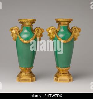 Kunst inspiriert von einem Paar montierter Vasen (Vase à monter), ca. 1765–70, französisch, Sèvres, Weichporzellan, vergoldete Bronze, 11 3/8 x 6 3/4 Zoll (28,9 x 17,1cm), Keramik-Porzellan, Klassisches Werk, modernisiert von Artotop mit einem Schuss Moderne. Formen, Farbe und Wert, auffällige visuelle Wirkung auf Kunst. Emotionen durch Freiheit von Kunstwerken auf zeitgemäße Weise. Eine zeitlose Botschaft, die eine wild kreative neue Richtung verfolgt. Künstler, die sich dem digitalen Medium zuwenden und die Artotop NFT erschaffen Stockfoto