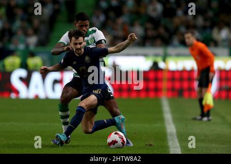 Lissabon, Portugal. 2. März 2022. Fabio Vieira vom FC Porto (L) spielt mit Matheus Reis vom Sporting CP während des Halbfinalspiels der ersten Etappe des Portugal Cup zwischen Sporting CP und dem FC Porto am 2. März 2022 im Jose Alvalade-Stadion in Lissabon, Portugal. (Bild: © Pedro Fiuza/ZUMA Press Wire) Stockfoto