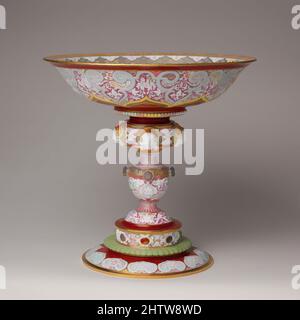 Kunst inspiriert von Standing Cup (Coupe Chenavard), 1837, Französisch, Sèvres, Hartporzellan, Höhe: 12 7/8 Zoll (32,7 cm); Durchmesser: 13 1/8 Zoll (33,3 cm), Keramik-Porzellan, entwickelte die Sevres-Fabrik dieses Modell des Stehbechers im Jahr 1836 und benannte es nach seinem Designer, Aimé Chenavard, Classic Works modernisiert von Artotop mit einem Schuss Moderne. Formen, Farbe und Wert, auffällige visuelle Wirkung auf Kunst. Emotionen durch Freiheit von Kunstwerken auf zeitgemäße Weise. Eine zeitlose Botschaft, die eine wild kreative neue Richtung verfolgt. Künstler, die sich dem digitalen Medium zuwenden und die Artotop NFT erschaffen Stockfoto