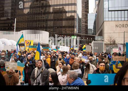 Vancouver, Kanada - 26,2022. Februar: Die Kundgebung gegen die Invasion der Ukraine vor der Vancouver Art Gallery Stockfoto