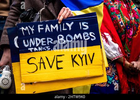 Vancouver, Kanada - 26,2022. Februar: Ansicht des Zeichens Save Kyiv während der Kundgebung gegen die Invasion der Ukraine vor der Vancouver Art Gallery Stockfoto