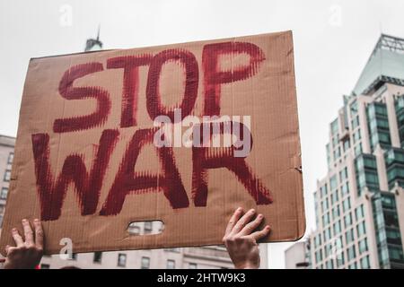 Vancouver, Kanada - 26,2022. Februar: Ansicht des Zeichens Stop war während der Kundgebung gegen die Invasion der Ukraine vor der Vancouver Art Gallery Stockfoto