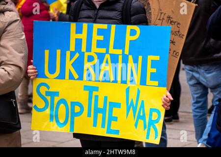 Vancouver, Kanada - 26,2022. Februar: Ansicht des Zeichens Stop war während der Kundgebung gegen die Invasion der Ukraine vor der Vancouver Art Gallery Stockfoto