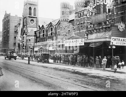 Menschenmenge vor der Republikanischen Nationalversammlung, Chicago Coliseum, Chicago, Illinois, USA, Bain News Service, Juni 1912 Stockfoto