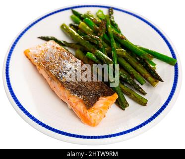 Schmackhafter Lachs in Scheiben mit Spargel Stockfoto