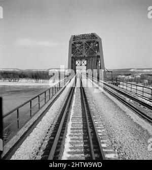 Eisenbahnschienen, die den Illinois River entlang der Atchison, Topeka und Santa Fe Railroad überqueren, zwischen Chicago und Chilicothe, Illinois, USA, Jack Delano, U.S. Office of war Information/U.S. Farm Security Administration, März 1943 Stockfoto