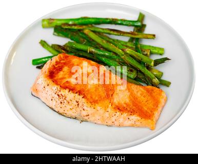 Gegrilltes Lachsfilet mit Spargel auf dem Teller Stockfoto