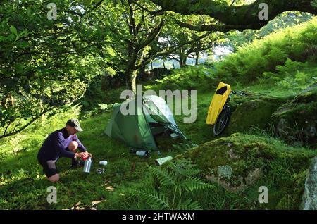 Man-Bike-Packing und wild campen auf Dartmoor National Park, wo wild campen erlaubt ist. Stockfoto