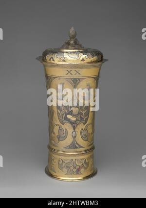 Kunst inspiriert von Fußbecher mit Deckel, 1682, ungarisch, Brassó, vergoldet Silber, Insgesamt: 15 3/4 x 6 11/16 Zoll (40 x 17 cm), Metallwerk-Silber, dieser monumentale Becher ist einer der größten seiner Art bekannt. Es hat eine hohle Basis und einen gewellten Ring, der den eigentlichen Boden markiert, Classic Works modernisiert von Artotop mit einem Schuss Moderne. Formen, Farbe und Wert, auffällige visuelle Wirkung auf Kunst. Emotionen durch Freiheit von Kunstwerken auf zeitgemäße Weise. Eine zeitlose Botschaft, die eine wild kreative neue Richtung verfolgt. Künstler, die sich dem digitalen Medium zuwenden und die Artotop NFT erschaffen Stockfoto