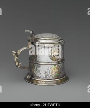 Kunst inspiriert von Tankard, Ende des 16.. Jahrhunderts, Ungarisch, möglicherweise Nagyszben, Silber, Teilweise vergoldet, Höhe: 5 1/8 Zoll (13 cm), Metall-Silber, ist die Dekoration ein Beispiel schlechthin für den Einfluss arabischer Ornamente auf die Arbeit der ungarischen Goldschmiede. Die geätzten Moresken-Motive wurden von Artotop mit einem Schuss Modernität modernisierte Classic Works. Formen, Farbe und Wert, auffällige visuelle Wirkung auf Kunst. Emotionen durch Freiheit von Kunstwerken auf zeitgemäße Weise. Eine zeitlose Botschaft, die eine wild kreative neue Richtung verfolgt. Künstler, die sich dem digitalen Medium zuwenden und die Artotop NFT erschaffen Stockfoto