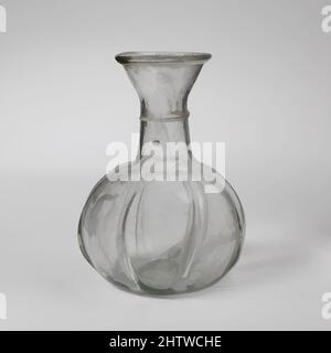 Kunst inspiriert von Glasflasche, spätes Imperial, 3.–4. Jahrhundert n. Chr., römisch, Glas; Durchgebrannt, nachgerüstet und mit Anhängselt, 3 9/16 Zoll (9,1 cm), Glas, farblos mit bläulich-grüner Färbung, mit gleichfarbiger Spur und Rippen. Rand ausgeklappt, über und in; trichterförmiger Mund; kurz, Zylindrischer Hals, Classic Works modernisiert von Artotop mit einem Schuss Moderne. Formen, Farbe und Wert, auffällige visuelle Wirkung auf Kunst. Emotionen durch Freiheit von Kunstwerken auf zeitgemäße Weise. Eine zeitlose Botschaft, die eine wild kreative neue Richtung verfolgt. Künstler, die sich dem digitalen Medium zuwenden und die Artotop NFT erschaffen Stockfoto