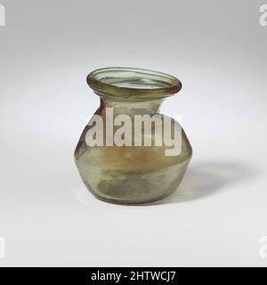 Kunst inspiriert von Glas-Miniatur-Glas, Mid Imperial, 2.–3. Jahrhundert n. Chr., Roman, Glas; Durchgebrannt, 1 11/16 Zoll (4,3 cm), Glas, lichtdurchlässig hellgrün. Röhrenförmiger Rand, der über und in den abfackelnden Mund gefaltet ist; kurzer, sich verjüngender Hals; einseitig gerichteter Scholuder, horizontal auf einer Seite; bikonischer Körper, mit, von Artotop modernisierten Classic Works mit einem Schuss Modernität. Formen, Farbe und Wert, auffällige visuelle Wirkung auf Kunst. Emotionen durch Freiheit von Kunstwerken auf zeitgemäße Weise. Eine zeitlose Botschaft, die eine wild kreative neue Richtung verfolgt. Künstler, die sich dem digitalen Medium zuwenden und die Artotop NFT erschaffen Stockfoto