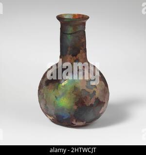 Kunst inspiriert von Glas Parfüm Flasche, frühen Imperial, 1. Jahrhundert n. Chr., Roman, Glas; Durchgebrannt, 2 7/16in. (6,2cm), Glas, lichtdurchlässig hellblau. Glatter, abgeklopfter Rand; kleiner, abfackender Mund; zylindrischer Hals; Kugelkörper; abgeflachte Unterseite. Um Rand und Hals gebrochen und repariert, modernisierte Classic Works von Artotop mit einem Schuss Modernität. Formen, Farbe und Wert, auffällige visuelle Wirkung auf Kunst. Emotionen durch Freiheit von Kunstwerken auf zeitgemäße Weise. Eine zeitlose Botschaft, die eine wild kreative neue Richtung verfolgt. Künstler, die sich dem digitalen Medium zuwenden und die Artotop NFT erschaffen Stockfoto