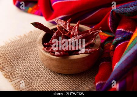 Chile de Arbol. Dieses starke mexikanische Chili kann frisch, pulverisiert oder getrocknet für die Salsa-Zubereitung und eine Vielzahl mexikanischer Gerichte verwendet werden. Stockfoto