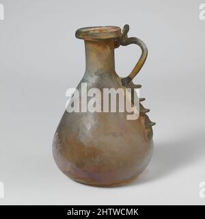 Kunst inspiriert von Glaskrug, früh bis mittelkaiserlich, 1.–2. Jahrhundert n. Chr., römisch, Glas; geblasen und bearbeitete, 3 5/8 Zoll (9,3 cm), Glas, klein, Kanne mit einem Griff, lichtdurchlässig hellblau grün; Griff in gleicher Farbe. Der Rand ist ausgeklappt, nach unten und oben, mit einer vertikalen abgerundeten Lippe über dem Mund; kurze, von Artotop modernisierte Classic Works mit einem Schuss Modernität. Formen, Farbe und Wert, auffällige visuelle Wirkung auf Kunst. Emotionen durch Freiheit von Kunstwerken auf zeitgemäße Weise. Eine zeitlose Botschaft, die eine wild kreative neue Richtung verfolgt. Künstler, die sich dem digitalen Medium zuwenden und die Artotop NFT erschaffen Stockfoto