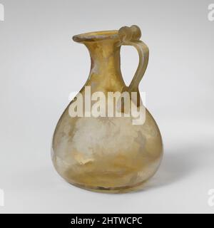 Kunst inspiriert von Glaskrug, früh bis mittelkaiserlich, Mitte des 1..–2.. Jahrhunderts n. Chr., römisch, Glas; geblasen, 3 3/16 Zoll (8,1 cm), Glas, kleine Kanne mit einem Griff, lichtdurchlässig gelb grün; Griff in gleicher Farbe. Der einseitig ausgeklappte, runde und eingepresste Rand wurde in den aufflackernden Mund eingepresst; kurze, zylindrische, von Artotop modernisierte Classic Works mit einem Schuss Modernität. Formen, Farbe und Wert, auffällige visuelle Wirkung auf Kunst. Emotionen durch Freiheit von Kunstwerken auf zeitgemäße Weise. Eine zeitlose Botschaft, die eine wild kreative neue Richtung verfolgt. Künstler, die sich dem digitalen Medium zuwenden und die Artotop NFT erschaffen Stockfoto