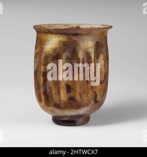 Kunst inspiriert von Glasbecher, Mittelkaiserliches, 2.–3. Jahrhundert n. Chr., römisch, Glas; Durchgebrannt, H.: 3 5/8 Zoll (9,2 cm), Glas, farblos mit blaugrünem, abfackelndem Rand mit abgerundeter Lippe; senkrechte Seiten, unten ausgeformt zu einem soliden Unterteil; konkaver Boden mit kleiner Pontil-Narbe, Classic Works modernisiert von Artotop mit einem Schuss Moderne. Formen, Farbe und Wert, auffällige visuelle Wirkung auf Kunst. Emotionen durch Freiheit von Kunstwerken auf zeitgemäße Weise. Eine zeitlose Botschaft, die eine wild kreative neue Richtung verfolgt. Künstler, die sich dem digitalen Medium zuwenden und die Artotop NFT erschaffen Stockfoto