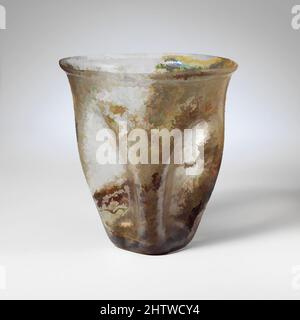 Kunst inspiriert von Glasbecher, Mittelkaiserliches, 2.–3. Jahrhundert n. Chr., römisch, Glas; Geblasen und geschnitten, Höhe: 4 3/8 Zoll (11,1 cm), Glas, farblos abgeschlagen, uneben, Bördelrand; Vierseitiges Gehäuse, das sich nach unten zur quadratischen Basis zuspitzt; dicker, konvexer Boden. Vier große Einrückungen im Körper. One faint, Classic Works modernisiert von Artotop mit einem Schuss Moderne. Formen, Farbe und Wert, auffällige visuelle Wirkung auf Kunst. Emotionen durch Freiheit von Kunstwerken auf zeitgemäße Weise. Eine zeitlose Botschaft, die eine wild kreative neue Richtung verfolgt. Künstler, die sich dem digitalen Medium zuwenden und die Artotop NFT erschaffen Stockfoto