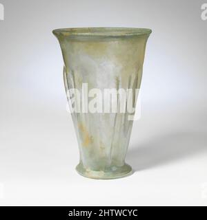 Kunst inspiriert von Glasbecher, Mittelkaiserliches, 2.–3. Jahrhundert n. Chr., römisch, Glas; Durchgebrannt, Höhe: 4 1/4 Zoll (10,7 cm), Glas, durchscheinender blaugrüner Bördelrand mit verdickter, abgerundeter Lippe; Seiten nach unten verjüngend, unten ausgeformt zu niedrigem Basisring; leicht konvexer Boden mit, Classic Works modernisiert von Artotop mit einem Schuss Modernität. Formen, Farbe und Wert, auffällige visuelle Wirkung auf Kunst. Emotionen durch Freiheit von Kunstwerken auf zeitgemäße Weise. Eine zeitlose Botschaft, die eine wild kreative neue Richtung verfolgt. Künstler, die sich dem digitalen Medium zuwenden und die Artotop NFT erschaffen Stockfoto