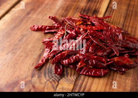 Chile de Arbol. Dieses starke mexikanische Chili kann frisch, pulverisiert oder getrocknet für die Salsa-Zubereitung und eine Vielzahl mexikanischer Gerichte verwendet werden. Stockfoto