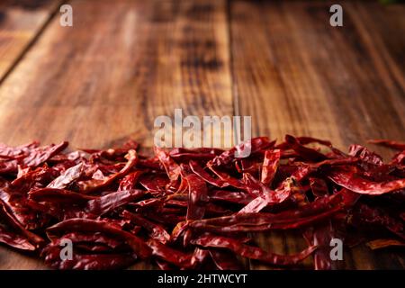 Chile de Arbol. Dieses starke mexikanische Chili kann frisch, pulverisiert oder getrocknet für die Salsa-Zubereitung und eine Vielzahl mexikanischer Gerichte verwendet werden. Stockfoto