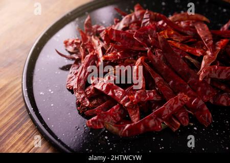 Chile de Arbol. Dieses starke mexikanische Chili kann frisch, pulverisiert oder getrocknet für die Salsa-Zubereitung und eine Vielzahl mexikanischer Gerichte verwendet werden. Stockfoto