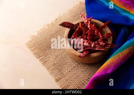 Chile de Arbol. Dieses starke mexikanische Chili kann frisch, pulverisiert oder getrocknet für die Salsa-Zubereitung und eine Vielzahl mexikanischer Gerichte verwendet werden. Stockfoto