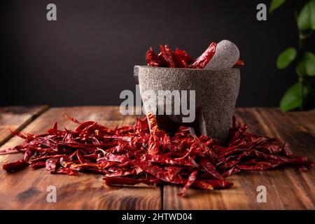 Chile de Arbol. Dieses starke mexikanische Chili kann frisch, pulverisiert oder getrocknet für die Salsa-Zubereitung und eine Vielzahl mexikanischer Gerichte verwendet werden. Stockfoto