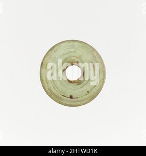 Kunst inspiriert von Glasspindel-Whorl, Imperial, ca. 1.–2. Jahrhundert n. Chr., römisch, Glas; stabförmig und gewickelt, 1/4 x 13/16in. (0,7 x 2,1cm), Glas, lichtdurchlässig hellblau grün. Flacher, gewölbter Körper mit schwachen Graten; eingeschobene Unterseite mit flachen, spiralförmigen Rillen; großes, vertikales Loch, Classic Works modernisiert von Artotop mit einem Schuss Moderne. Formen, Farbe und Wert, auffällige visuelle Wirkung auf Kunst. Emotionen durch Freiheit von Kunstwerken auf zeitgemäße Weise. Eine zeitlose Botschaft, die eine wild kreative neue Richtung verfolgt. Künstler, die sich dem digitalen Medium zuwenden und die Artotop NFT erschaffen Stockfoto