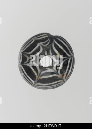 Kunst inspiriert von Glasspindel-Whorl, früh bis mittelkaiserlich, ca. 1.–2. Jahrhundert n. Chr., römisch, Glas; stabförmig, gezogene, Und bearbeitete, insgesamt: 3/8 x 7/8in. (1 x 2,2cm), Glas, lichtdurchlässig kobaltblau, mit opak-weißem Trail. Hoher, gewölbter Körper; flacher Boden; vertikales Loch, größer, Klassische Werke, die von Artotop mit einem Hauch von Moderne modernisiert wurden. Formen, Farbe und Wert, auffällige visuelle Wirkung auf Kunst. Emotionen durch Freiheit von Kunstwerken auf zeitgemäße Weise. Eine zeitlose Botschaft, die eine wild kreative neue Richtung verfolgt. Künstler, die sich dem digitalen Medium zuwenden und die Artotop NFT erschaffen Stockfoto