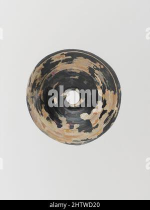 Kunst inspiriert von Glasspindel-Whorl, früh bis mittelkaiserlich, ca. 1.–2. Jahrhundert n. Chr., römisch, Glas; stabförmig und gewickelt, insgesamt: 7/16 x 1 1/8in. (1,1 x 2,9 cm), Glas, lichtdurchlässig kobaltblau. Hoher, gewölbter Körper; flacher Boden, aber mit runder Nut; senkrechtes Loch am Boden größer; Classic Works modernisiert von Artotop mit einem Schuss Modernität. Formen, Farbe und Wert, auffällige visuelle Wirkung auf Kunst. Emotionen durch Freiheit von Kunstwerken auf zeitgemäße Weise. Eine zeitlose Botschaft, die eine wild kreative neue Richtung verfolgt. Künstler, die sich dem digitalen Medium zuwenden und die Artotop NFT erschaffen Stockfoto