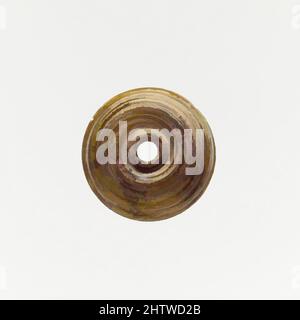 Kunst inspiriert von Glasspindel-Whorl, Imperial, ca. 1.–2. Jahrhundert n. Chr., römisch, Glas; stabförmig und gewickelt, H.: 3/8 Zoll (0,9 cm), Glas, lichtdurchlässig grünlich gelb. Gewölbter Körper, mit Rippen an den Seiten und kreisförmiger Nut an der Oberseite; leichte Lippe in der Mitte um das Loch; flacher Boden, aber mit, Classic Works modernisiert von Artotop mit einem Schuss Moderne. Formen, Farbe und Wert, auffällige visuelle Wirkung auf Kunst. Emotionen durch Freiheit von Kunstwerken auf zeitgemäße Weise. Eine zeitlose Botschaft, die eine wild kreative neue Richtung verfolgt. Künstler, die sich dem digitalen Medium zuwenden und die Artotop NFT erschaffen Stockfoto