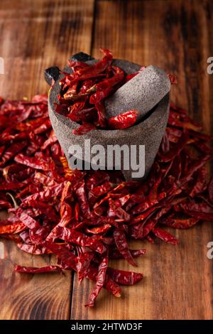 Chile de Arbol. Dieses starke mexikanische Chili kann frisch, pulverisiert oder getrocknet für die Salsa-Zubereitung und eine Vielzahl mexikanischer Gerichte verwendet werden. Stockfoto