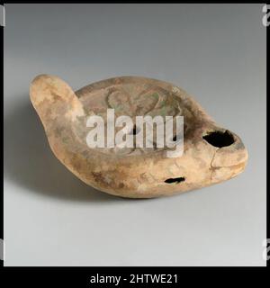 Kunst inspiriert von Lamp, spätes Imperium, 3. Jahrhundert n. Chr., Roman, Terrakotta, Länge 9,2 cm. H. 4 cm., Terracottas, Klassische Werke, die von Artotop mit einem Schuss Moderne modernisiert wurden. Formen, Farbe und Wert, auffällige visuelle Wirkung auf Kunst. Emotionen durch Freiheit von Kunstwerken auf zeitgemäße Weise. Eine zeitlose Botschaft, die eine wild kreative neue Richtung verfolgt. Künstler, die sich dem digitalen Medium zuwenden und die Artotop NFT erschaffen Stockfoto