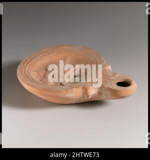 Kunst inspiriert von der Lampe, 1.. Jahrhundert v. Chr.–1.. Jahrhundert n. Chr., römisch, Terrakotta, Länge 8,9 cm. H. 2,2 cm., Terracottas, Klassische Werke, die von Artotop mit einem Schuss Moderne modernisiert wurden. Formen, Farbe und Wert, auffällige visuelle Wirkung auf Kunst. Emotionen durch Freiheit von Kunstwerken auf zeitgemäße Weise. Eine zeitlose Botschaft, die eine wild kreative neue Richtung verfolgt. Künstler, die sich dem digitalen Medium zuwenden und die Artotop NFT erschaffen Stockfoto