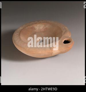 Kunst inspiriert von der Lampe, 2. Jahrhundert n. Chr., römisch, Terrakotta, Länge 8 cm. H. 2,5 cm., Terracottas, Klassische Werke, die von Artotop mit einem Schuss Moderne modernisiert wurden. Formen, Farbe und Wert, auffällige visuelle Wirkung auf Kunst. Emotionen durch Freiheit von Kunstwerken auf zeitgemäße Weise. Eine zeitlose Botschaft, die eine wild kreative neue Richtung verfolgt. Künstler, die sich dem digitalen Medium zuwenden und die Artotop NFT erschaffen Stockfoto