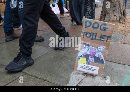 London, Großbritannien - 2. 2022. März: Ein Anti-Putin-Zeichen vor der russischen Botschaft in London, Großbritannien, aus Protest gegen die russische Invasion in der Ukraine. Stockfoto