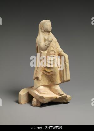 Kunst inspiriert von Kalkstein Figur einer Frau, archaisch, Ende 6. Jahrhundert v. Chr., Zypern, Kalkstein, insgesamt: 9 13/16 x 5 x 4 1/4 Zoll (25 cm), Steinskulptur, die Figur ist aufwendig gekleidet in einen Chiton (langes Unterkleid), ein himation (überkleid), Sandalen, ein Diadem, Halsketten, Klassische Werke, die von Artotop mit einem Hauch von Moderne modernisiert wurden. Formen, Farbe und Wert, auffällige visuelle Wirkung auf Kunst. Emotionen durch Freiheit von Kunstwerken auf zeitgemäße Weise. Eine zeitlose Botschaft, die eine wild kreative neue Richtung verfolgt. Künstler, die sich dem digitalen Medium zuwenden und die Artotop NFT erschaffen Stockfoto