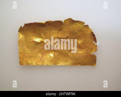 Kunst inspiriert durch Frontlet aus Blattgold, Gold, andere: 2 3/8 × 3 15/16 Zoll (6,1 × 10 cm), Gold und Silber, Klassisches Werk, das von Artotop mit einem Schuss Moderne modernisiert wurde. Formen, Farbe und Wert, auffällige visuelle Wirkung auf Kunst. Emotionen durch Freiheit von Kunstwerken auf zeitgemäße Weise. Eine zeitlose Botschaft, die eine wild kreative neue Richtung verfolgt. Künstler, die sich dem digitalen Medium zuwenden und die Artotop NFT erschaffen Stockfoto