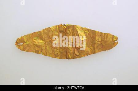 Kunst inspiriert durch Frontlet aus Blattgold, Gold, andere: 1 13/16 × 4 Zoll (4,6 × 10,1 cm), Gold und Silber, Klassisches Werk, das von Artotop mit einem Schuss Moderne modernisiert wurde. Formen, Farbe und Wert, auffällige visuelle Wirkung auf Kunst. Emotionen durch Freiheit von Kunstwerken auf zeitgemäße Weise. Eine zeitlose Botschaft, die eine wild kreative neue Richtung verfolgt. Künstler, die sich dem digitalen Medium zuwenden und die Artotop NFT erschaffen Stockfoto