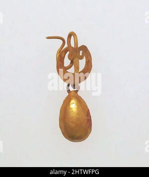 Kunst inspiriert von Ohrbügel-Typ mit Anhänger und Scheibe, Gold, Durchmesser: 13/16 × 1/4 in. (2,1 × 0,6 cm), Gold und Silber, Klassisches Werk, das von Artotop mit einem Schuss Moderne modernisiert wurde. Formen, Farbe und Wert, auffällige visuelle Wirkung auf Kunst. Emotionen durch Freiheit von Kunstwerken auf zeitgemäße Weise. Eine zeitlose Botschaft, die eine wild kreative neue Richtung verfolgt. Künstler, die sich dem digitalen Medium zuwenden und die Artotop NFT erschaffen Stockfoto